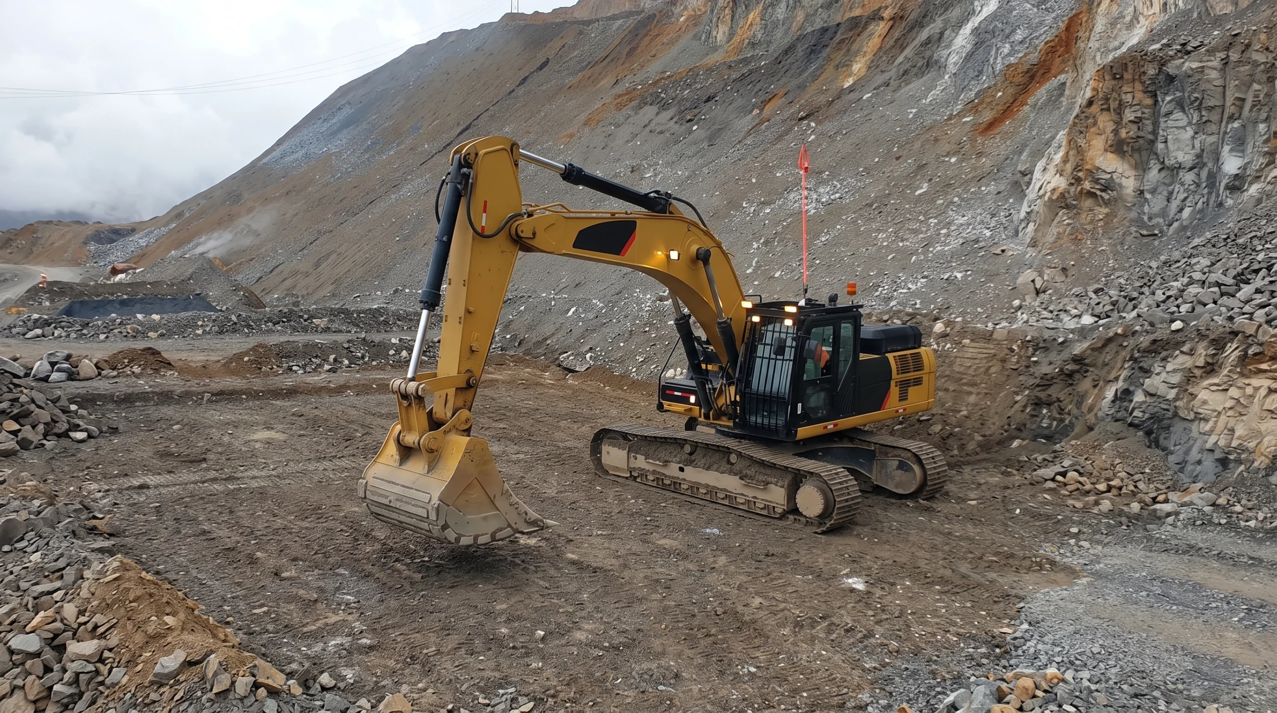 Excavadora de CHACONGESA realizando trabajos de movimiento de tierras para la Compañía Minera Lincuna en el centro del Perú.