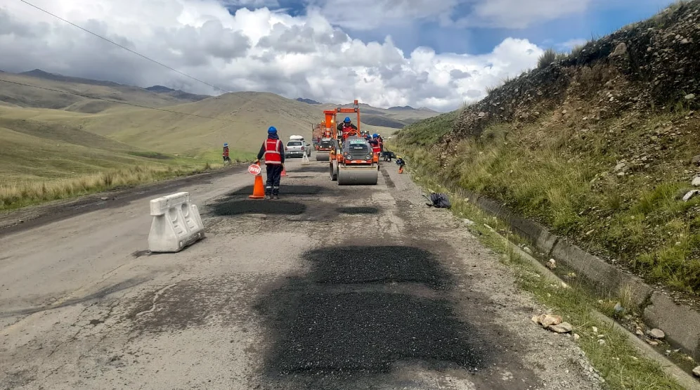 bacheo-asfalto-rodillo-compactador-carretera