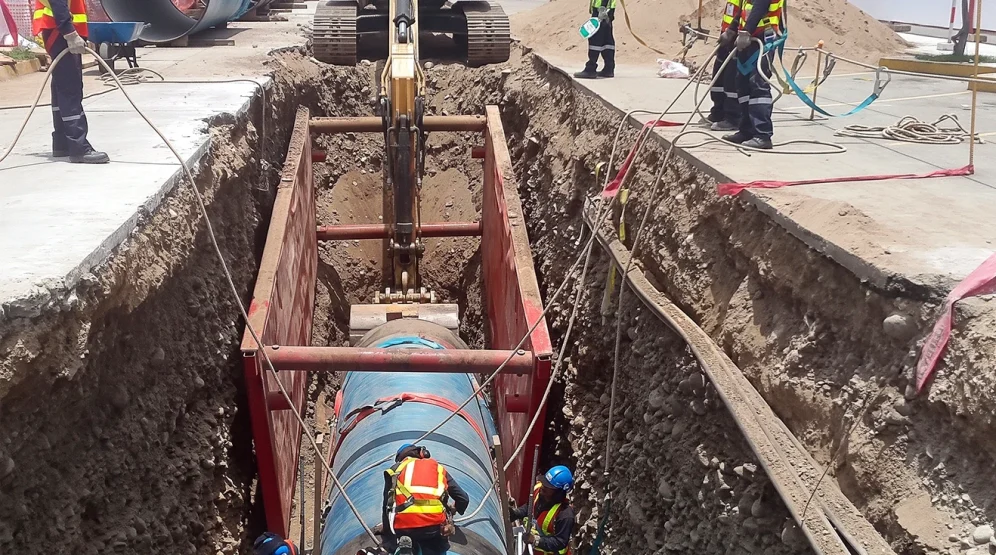 Trabajadores realizando excavaciones y reubicación de interferencias con tuberías en la vía Panamericana, Lima.